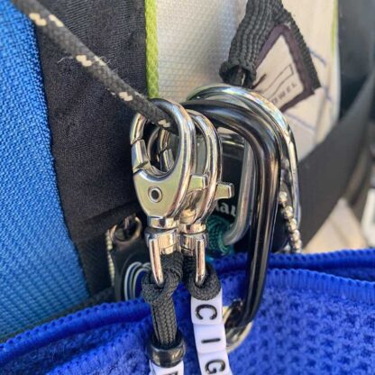 Strong metal clips on the Vanity Stroke Tracker attached to a golf bag